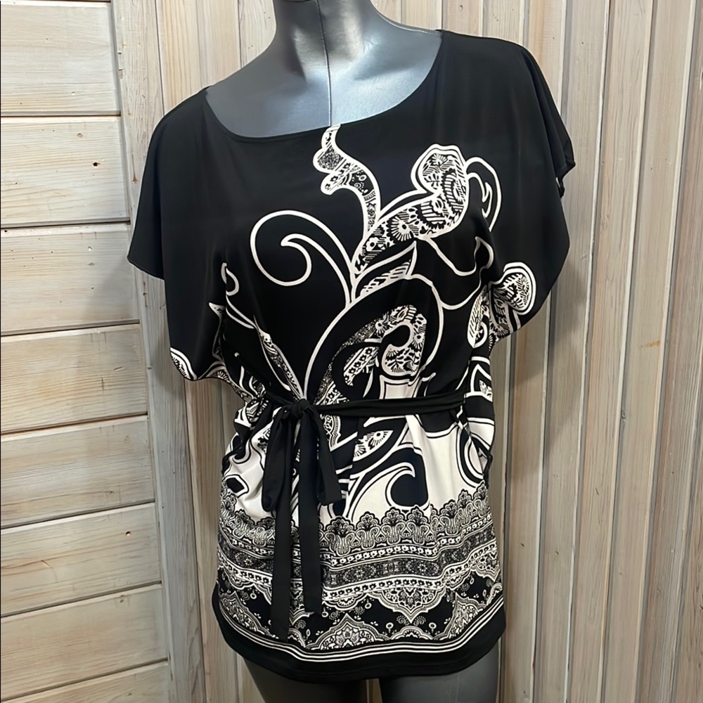 Wrapper Black and White Relaxed Tie Front Tunic